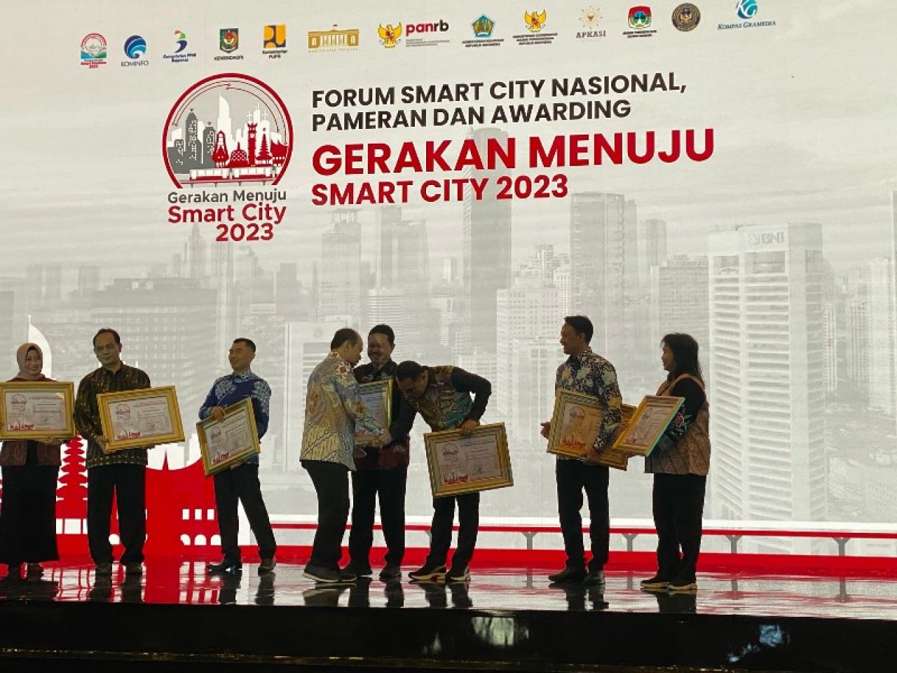 Surabaya Raih Penghargaan Smart Government dan Smart Environment Dari Kemenkominfo RI