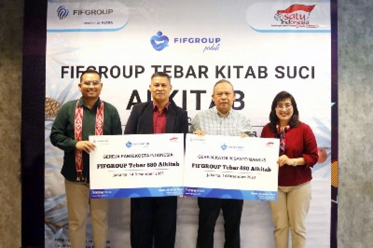 Sambut Natal 2023, FIFGROUP Bagikan Alkitab di Delapan Gereja