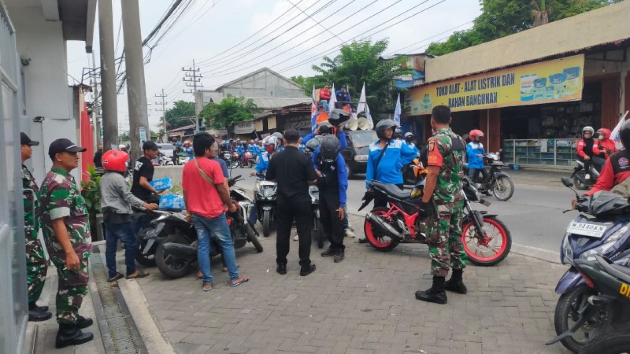 Anggota Koramil Menganti Monitoring Pemberangkatan Demo Buruh SEKBER DPC SP/SB se-Kabupaten Gresik