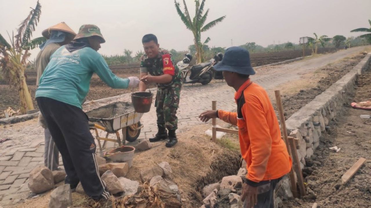 Babinsa Koramil Kedamean Bantu Pembuatan TPT Jalan Penghubung Antar Desa