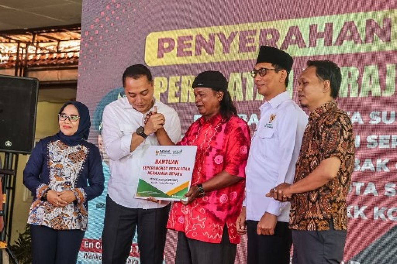 Pemkot Surabaya-Baznas Beri Bantuan 5 Paket Peralatan untuk Pengrajin Sepatu Tambak Osowilangun