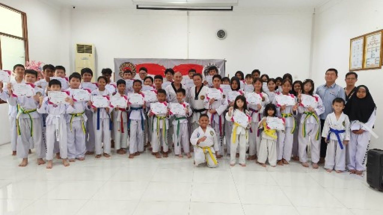 Jaguar Taekwondo Surabaya Raih Gelar Juara Umum Overall di Super Fighting Taekwondo Championship