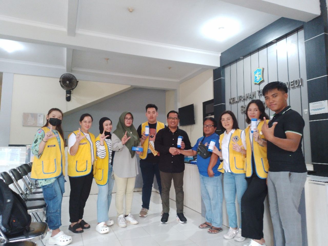 Lions Club Bagikan 108 Kaca Mata Gratis di Kelurahan Tambak Wedi Surabaya