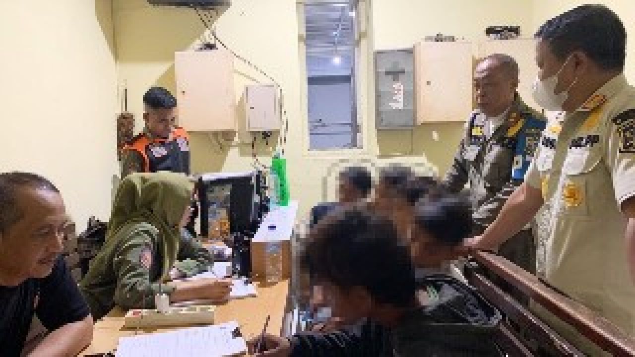 Satpol PP Surabaya Amankan Lima Pengamen di Bawah Umur, Satu Orang Bawa Sajam
