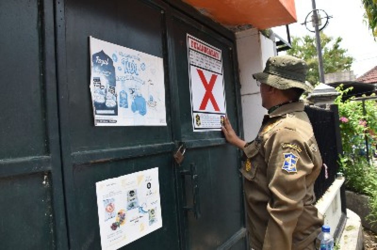 Pedagang Nekat Buka Segel Secara Paksa, Satpol PP Surabaya Lakukan Penyegelan Ulang