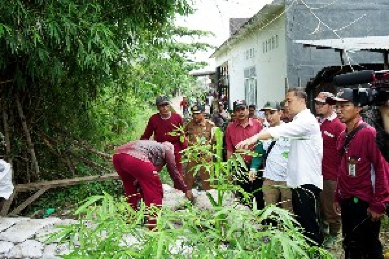 Puluhan Satgas DSDABM Surabaya Dikerahkan Bangun Tanggul di Pakal Madya dan Tengger Raya