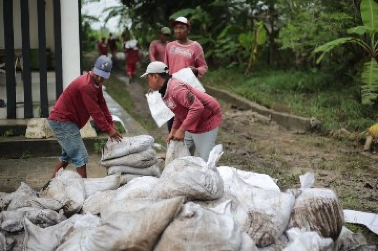 Walikota Eri Langsung Bangun Tanggul dan Bozem Atasi Banjir di Surabaya Barat