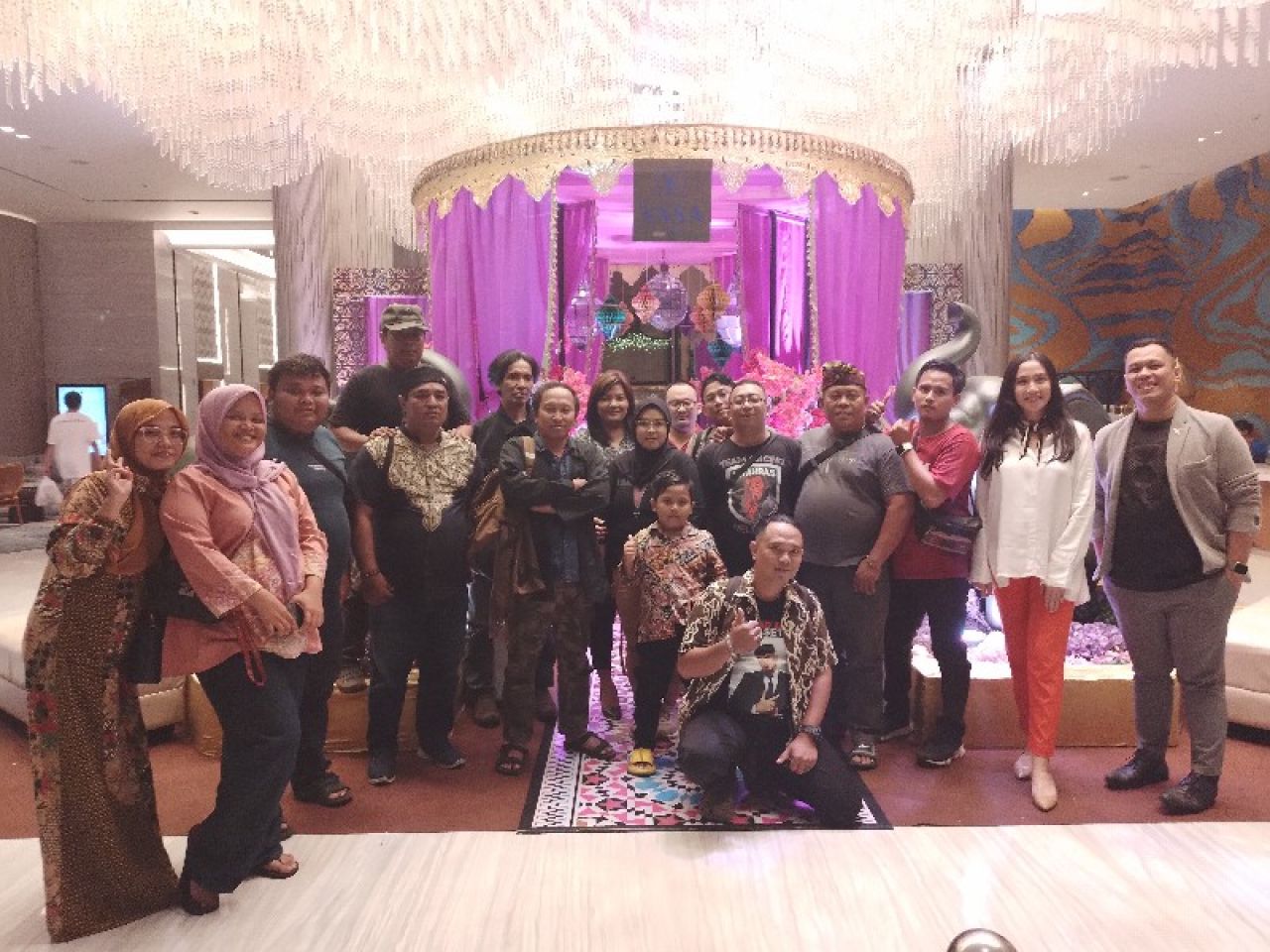 Vasa Hotel Surabaya Buka Bersama AWS