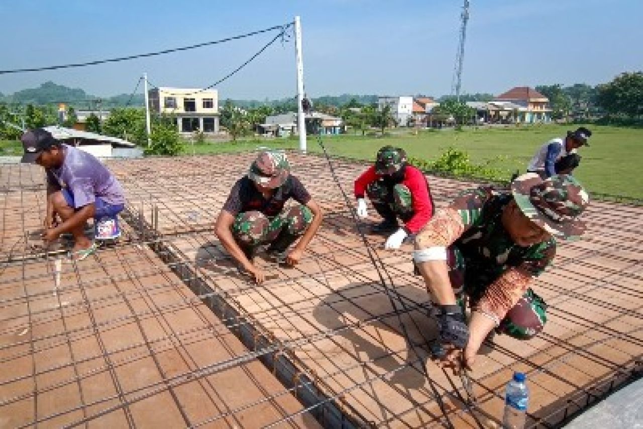 Sasaran Fisik Pembangunan Kios TMMD Masuk Tahap Pengecoran Atap