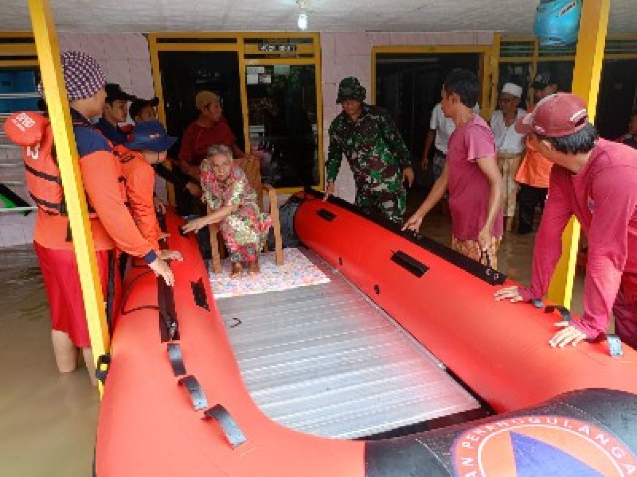 Operasi Heroik: Evakuasi Purnawirawan TNI dari Dampak Banjir oleh Babinsa Koramil Sampang dan BPBD