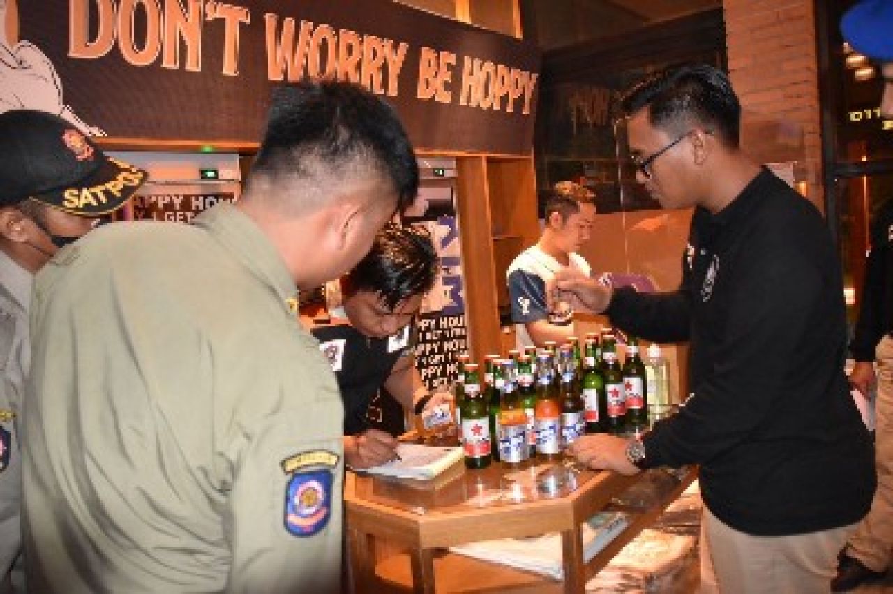 Satpol PP Surabaya Berhasil Amankan Puluhan Botol Minuman Beralkohol selama Ramadan