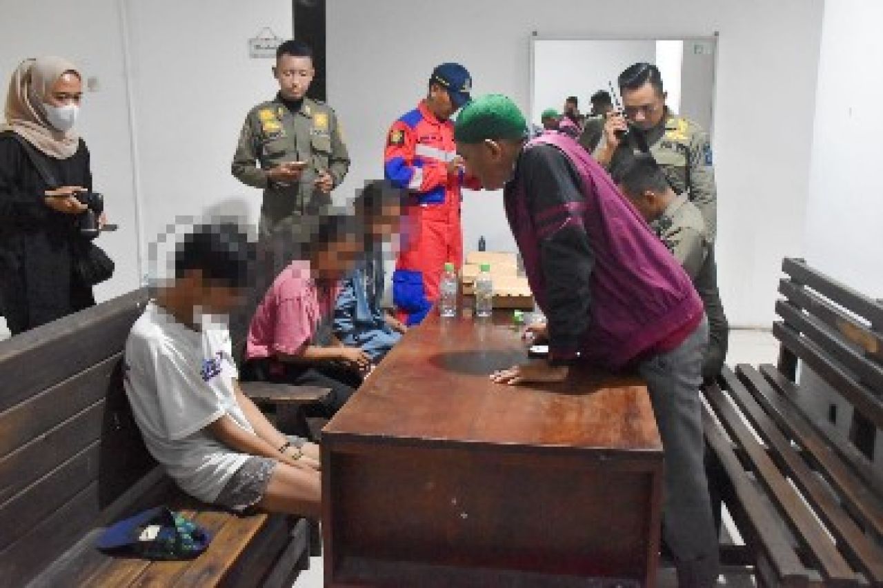 Satpol PP Surabaya Amankan 3 Remaja yang Pesta Miras saat Ramadan