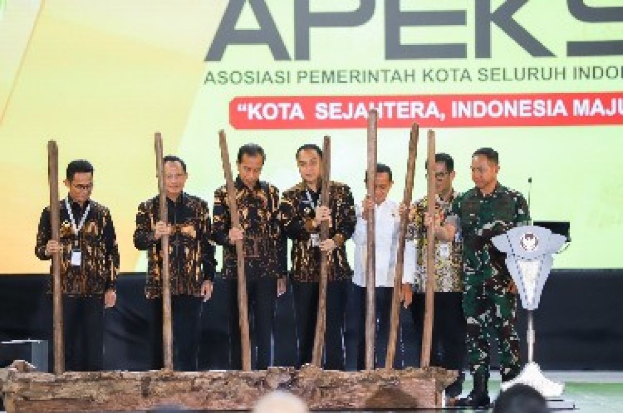 Walikota Eri Cahyado (keempat dari kiri) di acara APEKSi. (Kominfo Surabaya)