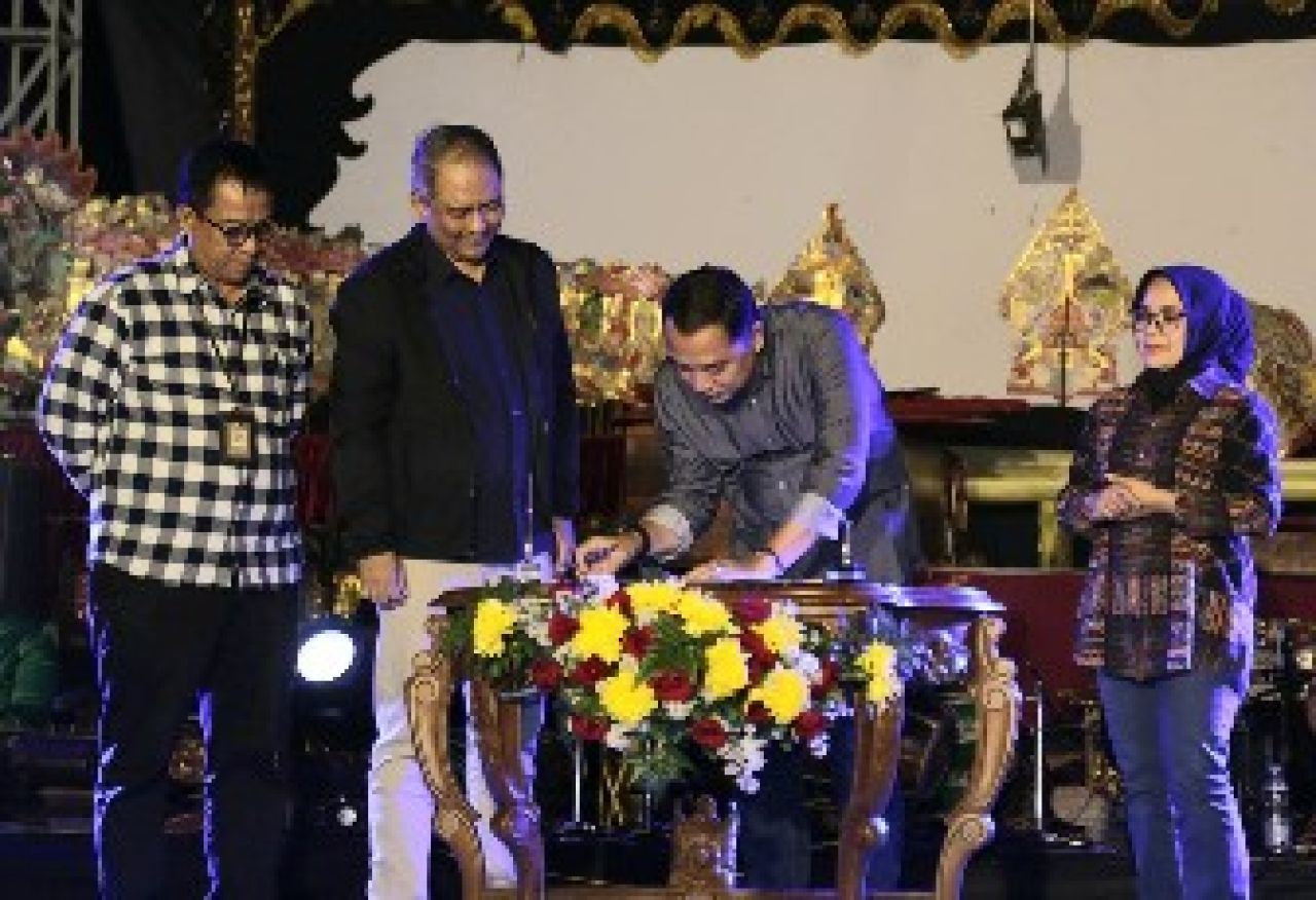 Penandatanganan MoU dilakukan oleh Wali Kota Surabaya Eri Cahyadi dan Direktur Utama (Dirut) LPP RRI Hendrasmo di Tugu Pahlawan, Surabaya, Sabtu (29/6/2024) (Kominfo Surabaya)