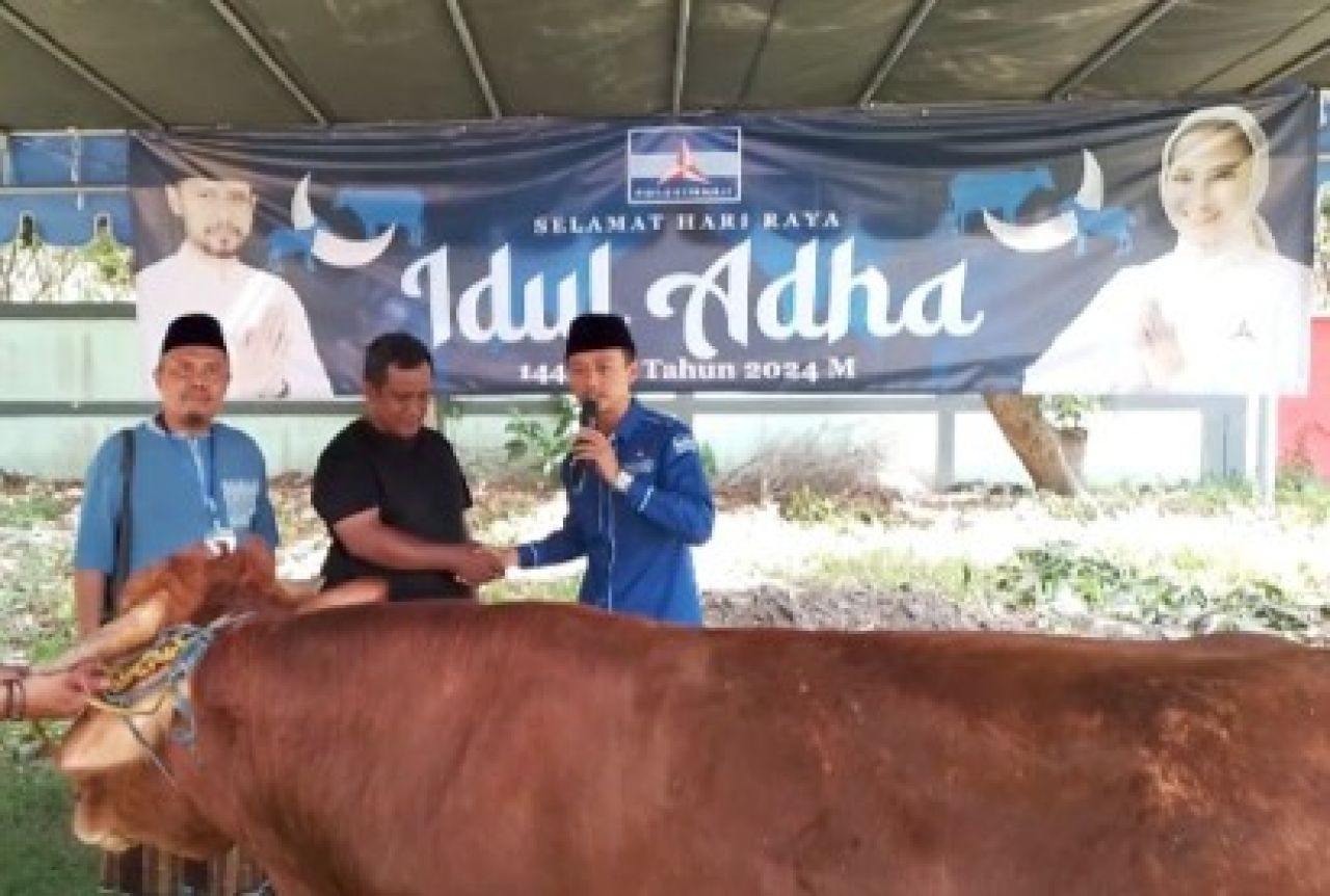 H. Junaedi, Sekretaris DPC Partai Demokrat Surabaya (paling kiri) saat penyerahan untuk disembelih. (Amar)
