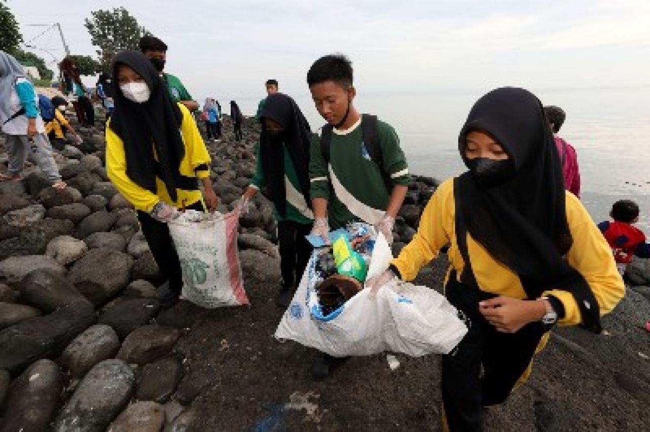 Salah satu kegiatan penyadaran pentingnya kelestarian lingkungan. (Kominfo Surabaya)