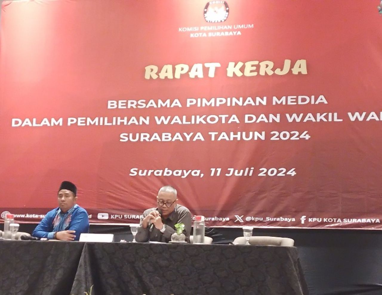 Ketua KPU Kota Surabaya (kiri) Soeprayitno didampungi Subairi Divisi Sosdiklih Parmas dan SDM saat membuka Rakee Pimpinan Media dengan KPU Kota Surabaya. (Amar)