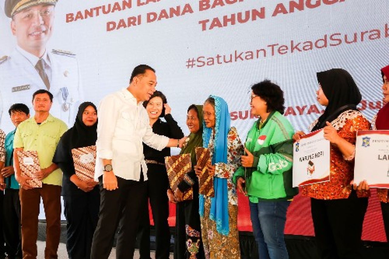 WalikotaEei Cahyadi saat membagikan BLT DBHCT kepada perwakilan KPM. (Kominfo Surabaya)