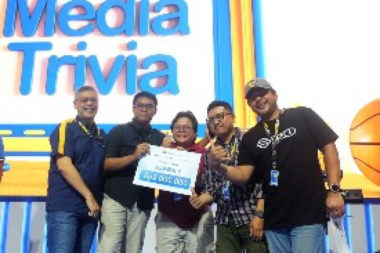 Laurentius Iwan Pranoto selaku Co-Leader Communication & Environmental, Social, dan Governance (ESG) Astra Financial GIIAS 2024 (paling kiri) berfoto dengan para pemenang Media Trivia Astra Financial GIIAS 2024 berlokasi di Main Booth Astra Financial Hall