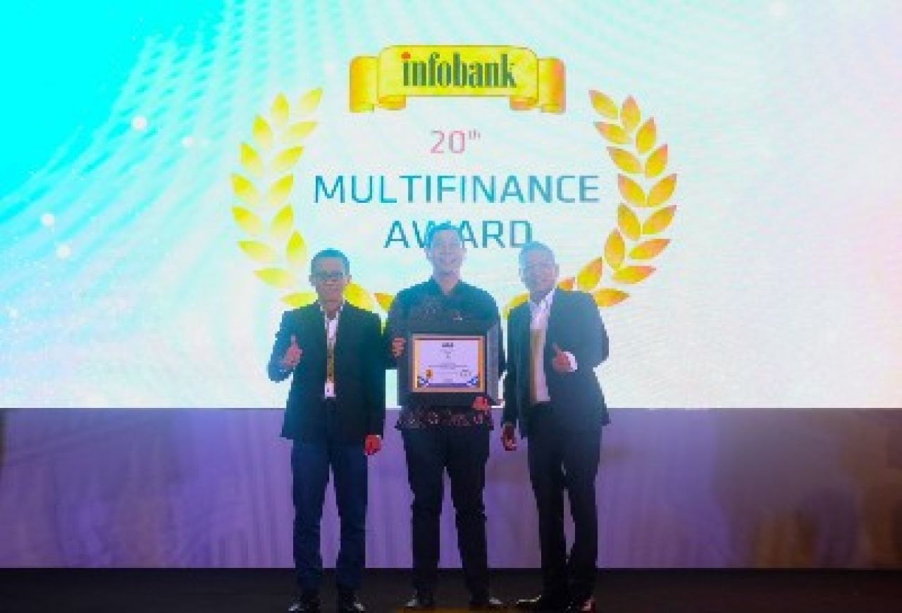 FIFGROUP didapuk sebagai The Excellent Performance Multifinance Company pada kategori Perusahaan Pembiayaan Asset > Rp10 trilliun. Network & Inventory Management Division Head FIFGROUP, Julius Jansen (tengah) menerima penghargaan yang diberikan oleh Wakil