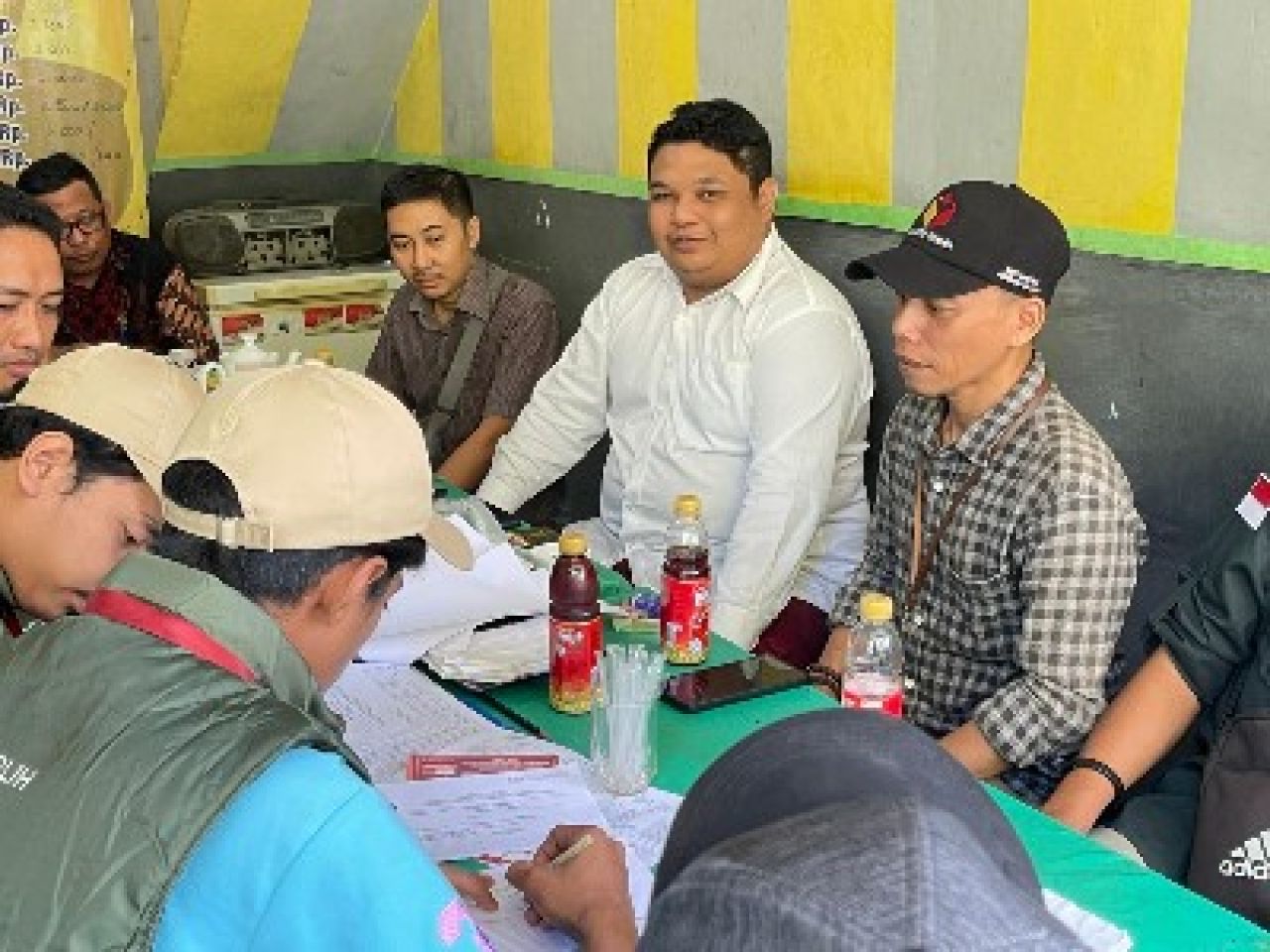 Achmad Hidayat (tengah naju putih) saat menemui Pantarlih dan PPK Krembangan. (Mbesuel)