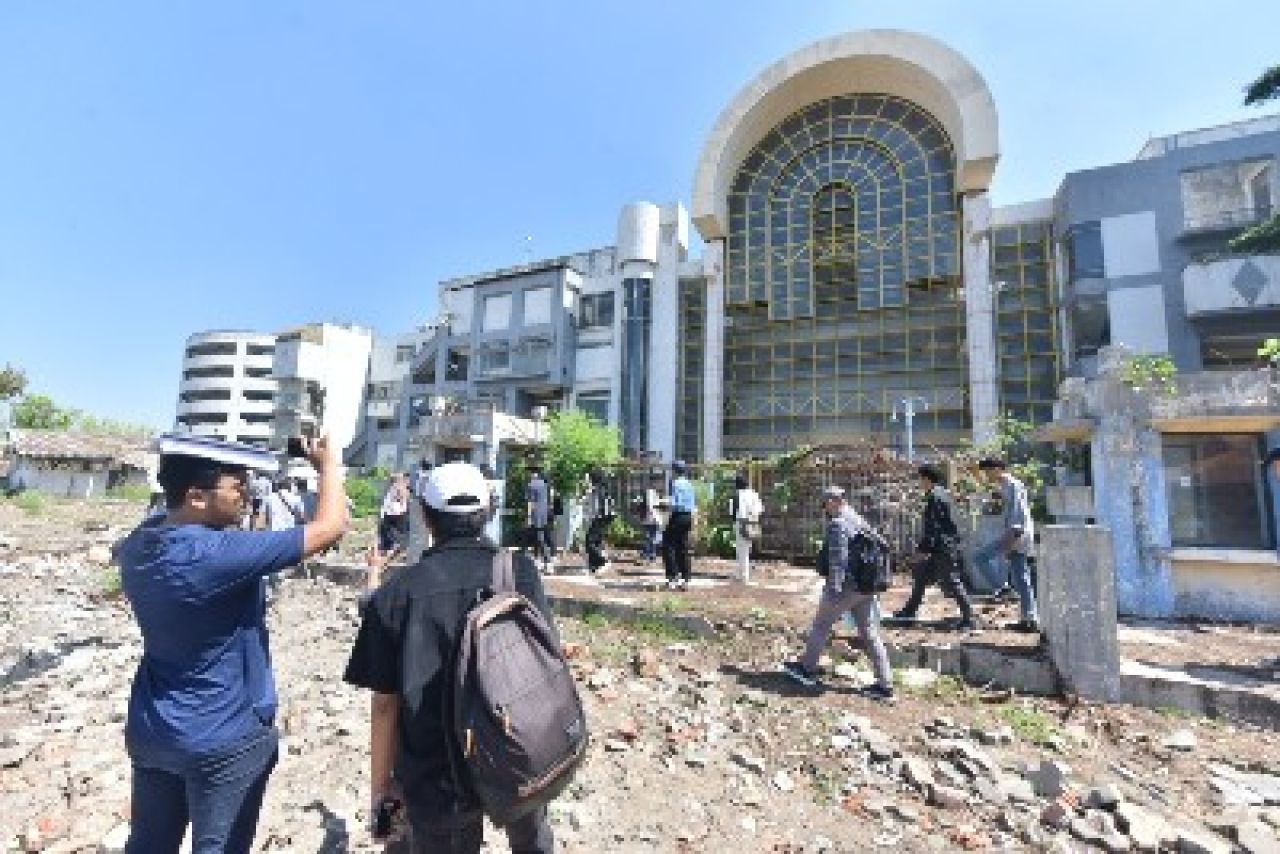 Tampak depan gedung hitech Mall. (Kominfo Surabaya)