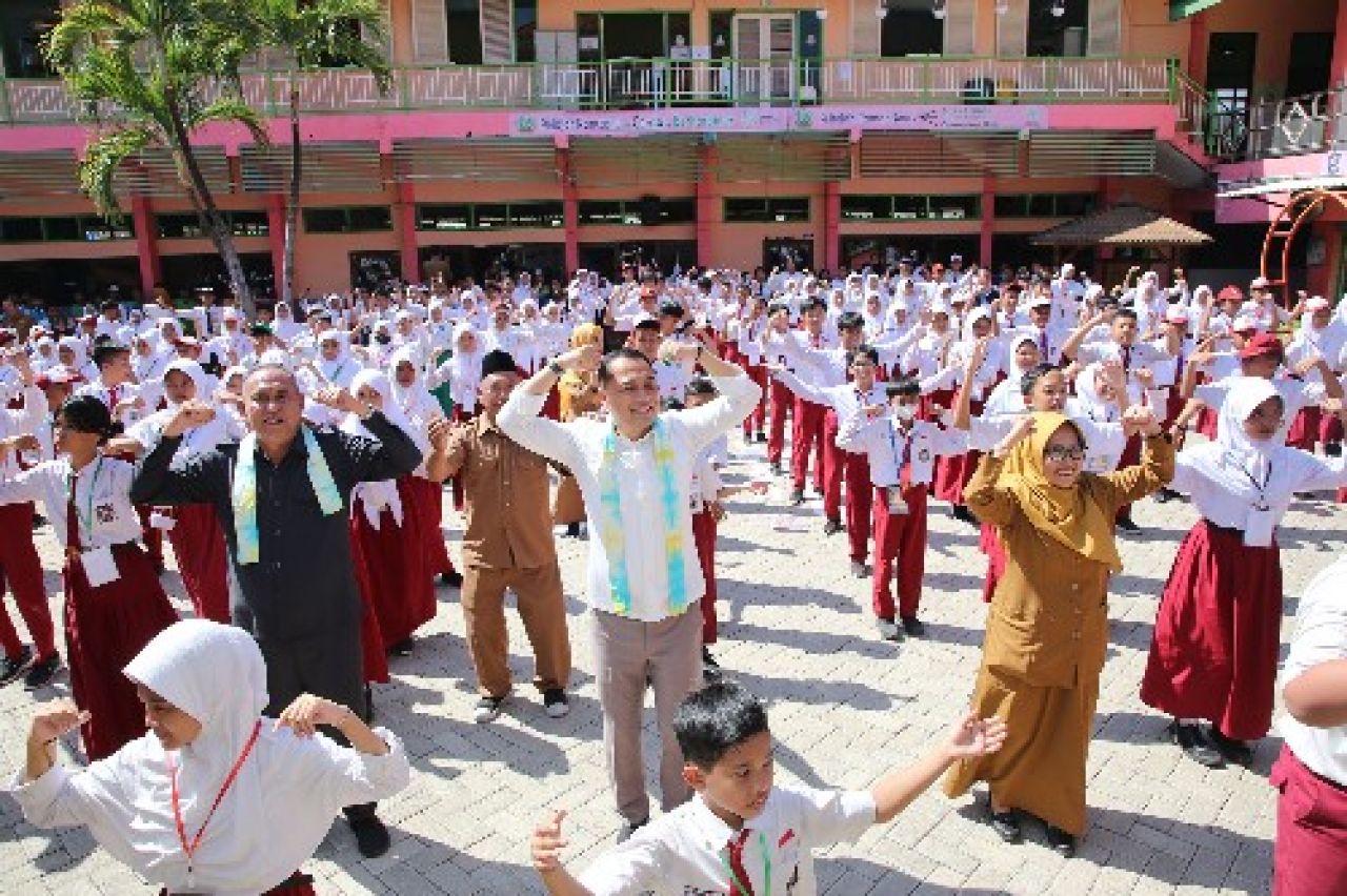 Walikota Eri Cahyadi saat kunjungi salah satu sekolah dasar. (Kominfo Kota Surabaya)