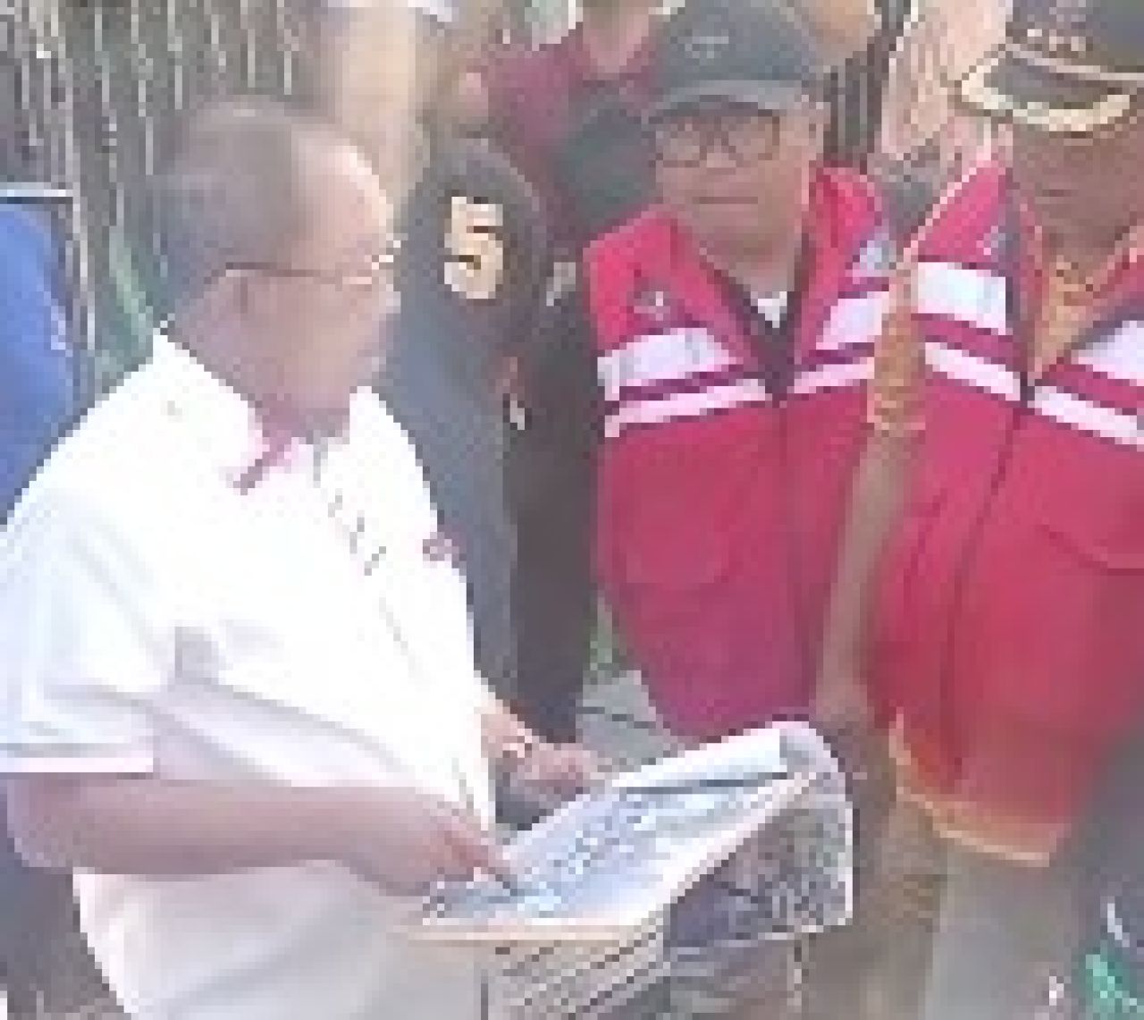 Wakil Walikota Armuji (baju putih) didampingi Lurah Tambak Wedi dan Camat Kenjeran. (Amar)