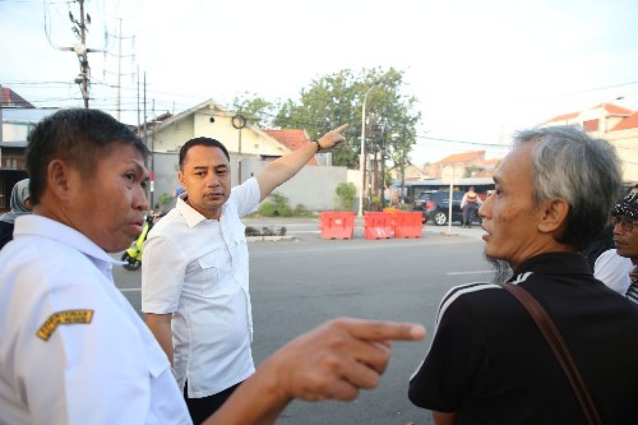 Walikota Eri Cahyadi (tengah) saat sidal di simpang lima Keputih.(Kominfo Surabaya)