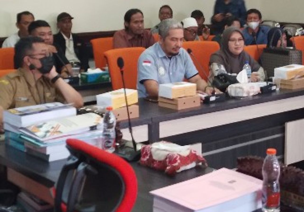 Suasana hearing di Komisi D DPRD Kota Surabaya. (Amar)