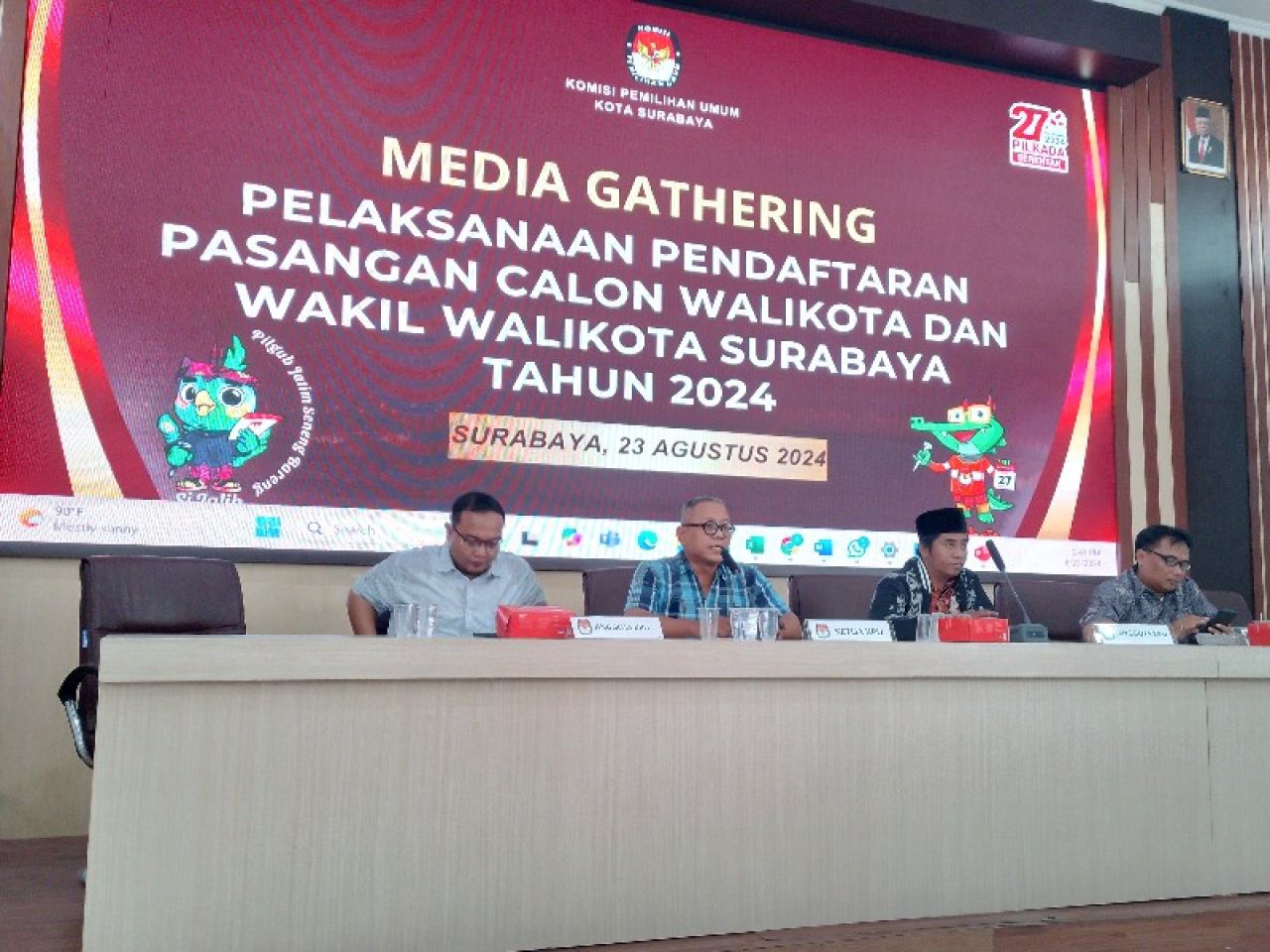 Komisioner KPU saat menyampaikan paparan oelaksanaan pendaftaran Cawali dan Cawawali Kota Surabaya. (Amar)