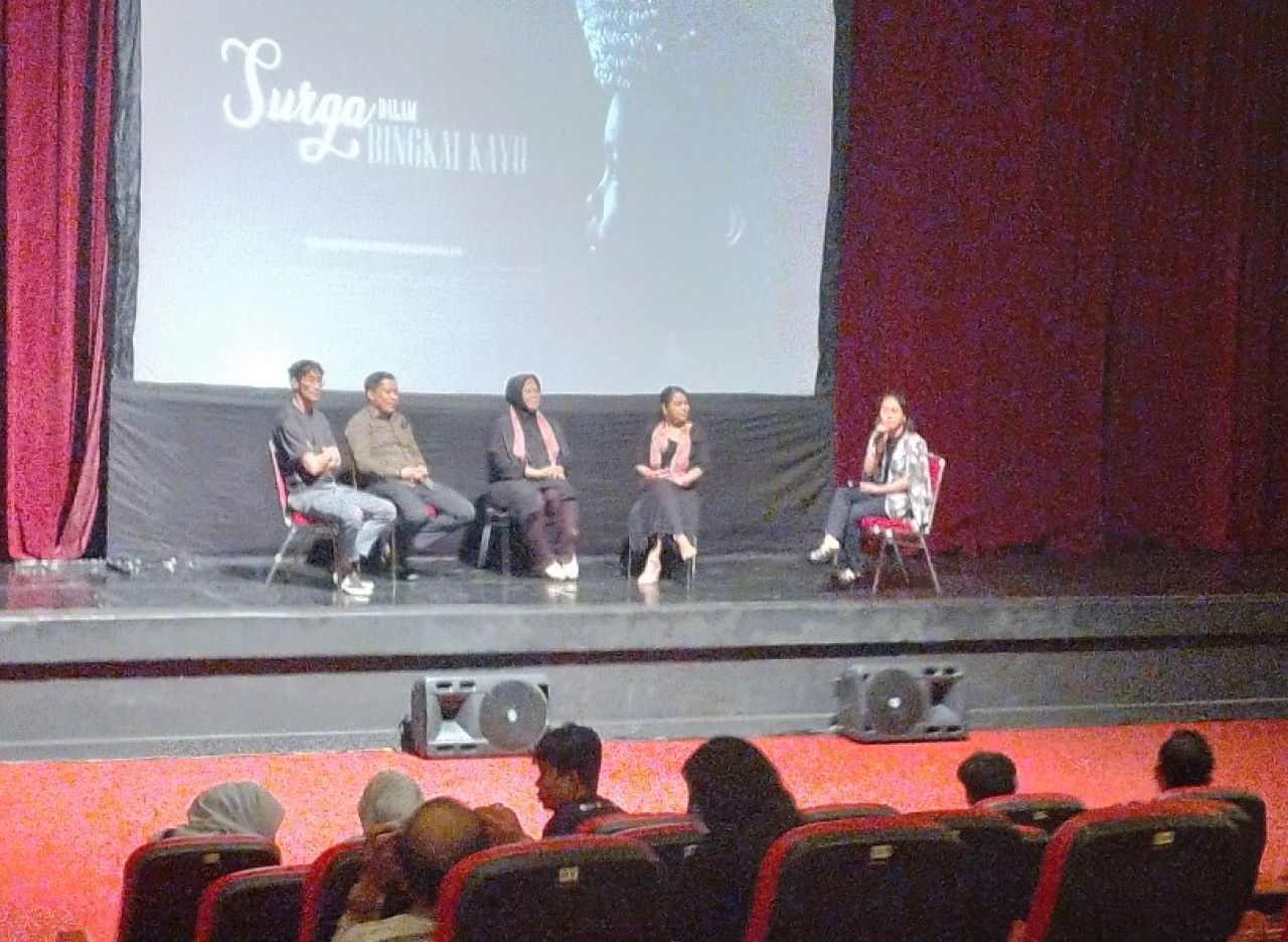 (Dari kiri ke kanan) Afrian, Guru dan Komite Film DK Sidoarjo, Abdul Gjoni Mukhlas Ni'am, anggota DPRD Kota Surabaya, Linda Hartati, Psikolog, Fittoh Chumairoh, Sosiolog. /Foto: Amar