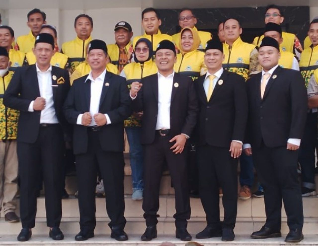 Achmad Nurdjayanto (barisan depan paling kiri) bersama Anggota DPRD dari Partai Golkar Kota Surabaya yang baru dilantik (jas hitam). /Foti: Amar