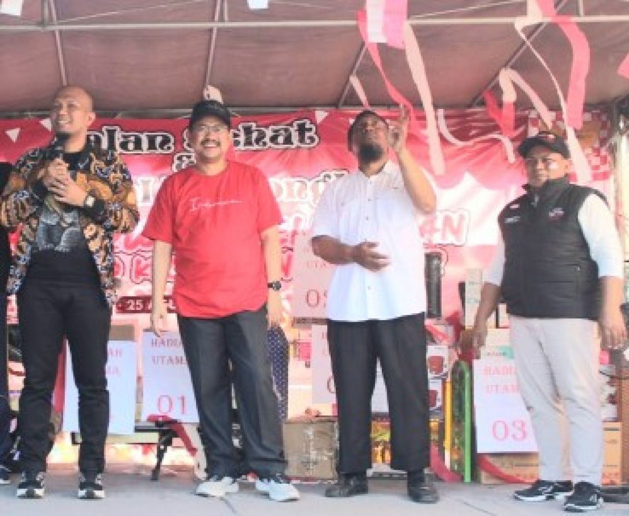 M. Saifuddin, Anggota DPRD Kota Surabaya (kiri) didampingi Sekda Kota Surabaya, Ikhsan saat pemberangkatan Karnaval di RW 07 Wonokusumo, Semampir, Surabaya. /Foto: tim