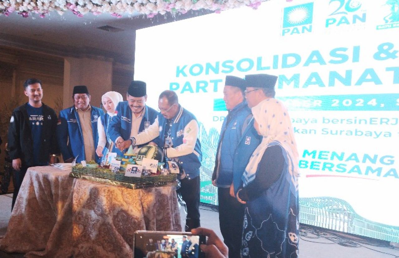 Mahsun Jayadi (tengah) saat potong tumpeng HUT PAN ke-26 didampingi Armuji Bacawawali Kota Surabaya 2024. / Foto: Amar