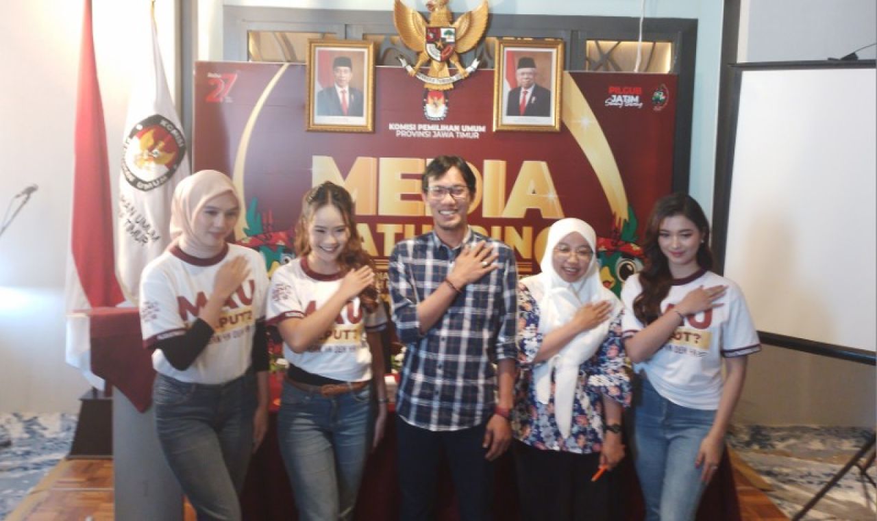 Nur Salam Divisi Sosdiklih dan Parmas KPU Jatim (tengah) diapit 3 volunteer. /Foto: Amar