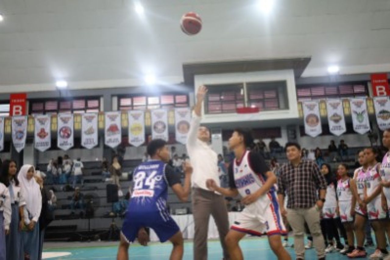 Walikota Eri Cahyadi saat membuka kejuaraan bola basket. /Foto: Amar