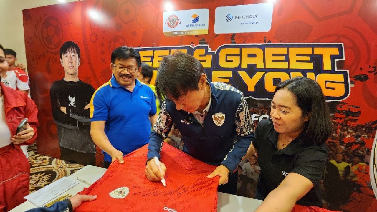 Sesi pemberian tanda tangan untuk jersey Timnas Sepak Bola Indonesia oleh STY. /Foto: tim
