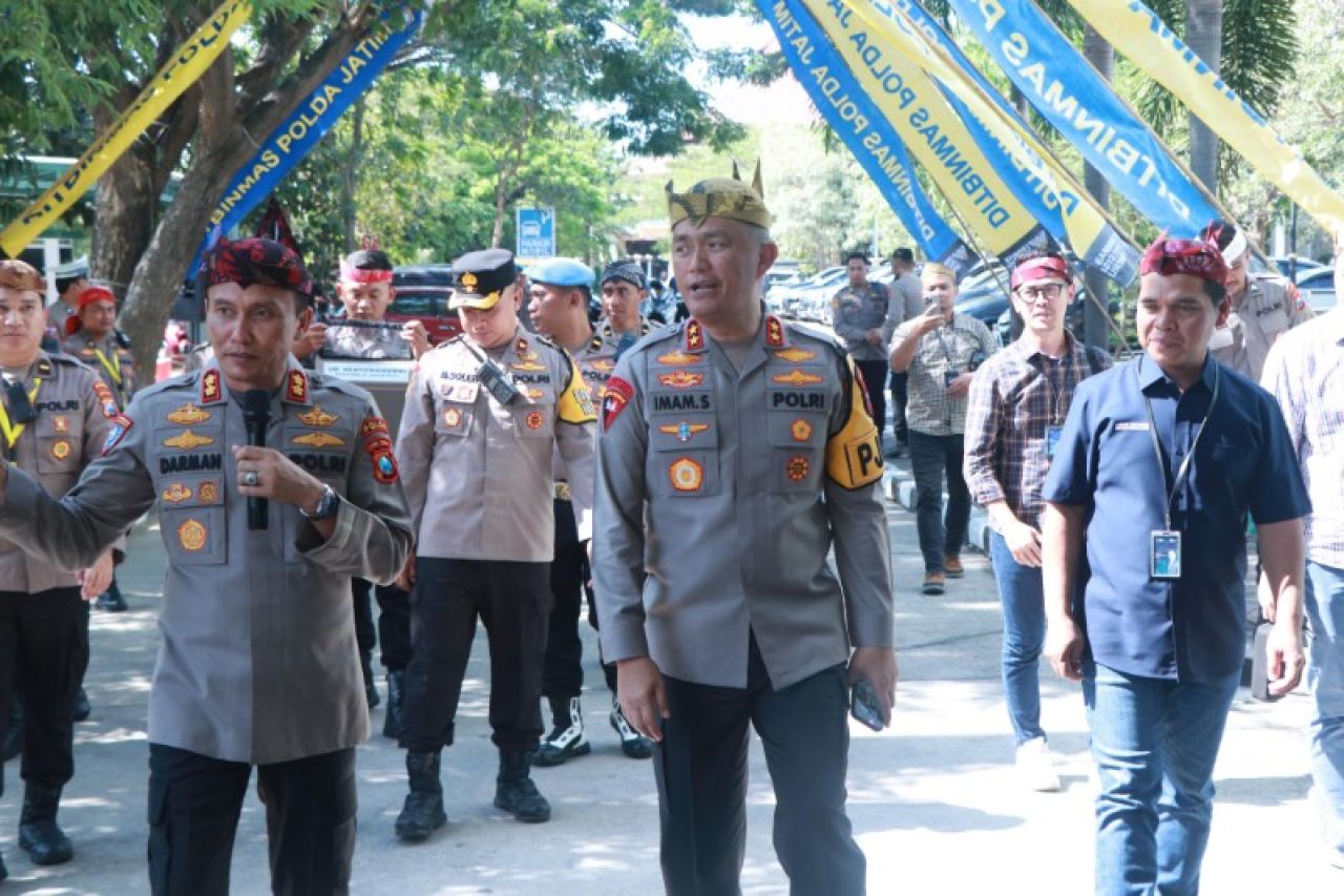 Kapolda Jatim Irjen Pol Imam Sugianto saat memberikan pembekalan kepada 7 ribu lebih personel bhabinkamtibmas amankan pilkada jatim. Foto: Tim