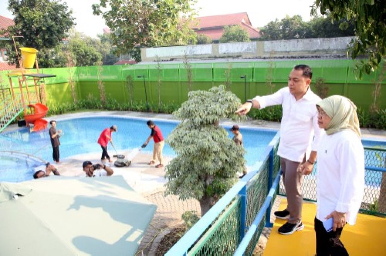 Tinjau Kolam Renang Jambangan, Wali Kota Eri Ungkap Proses Revitalisasi Sudah 100 Persen