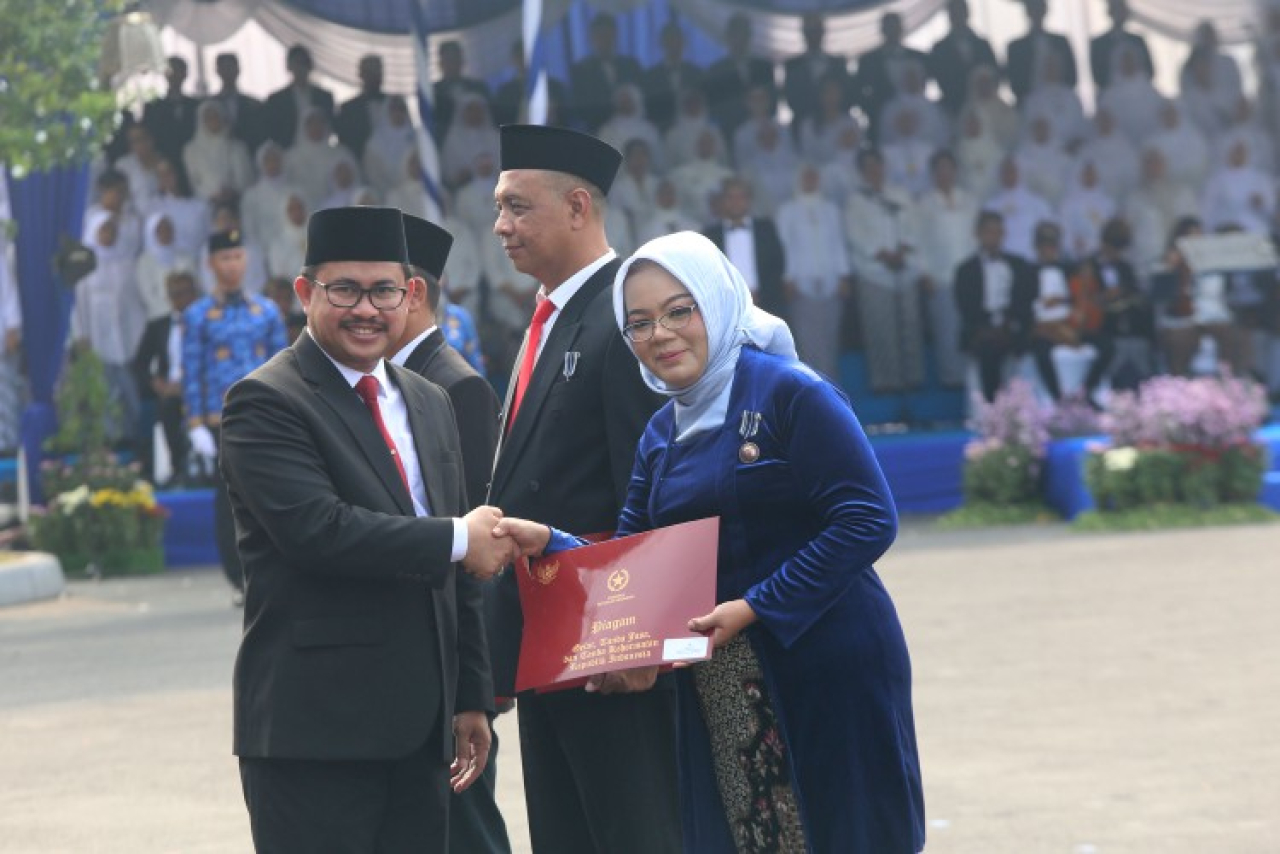 Peringati HGN dan KORPRI, Pemkot Surabaya serahkan Penghargaan Satyalancana Karya Satya danUpayakan Kesejahteraan Guru