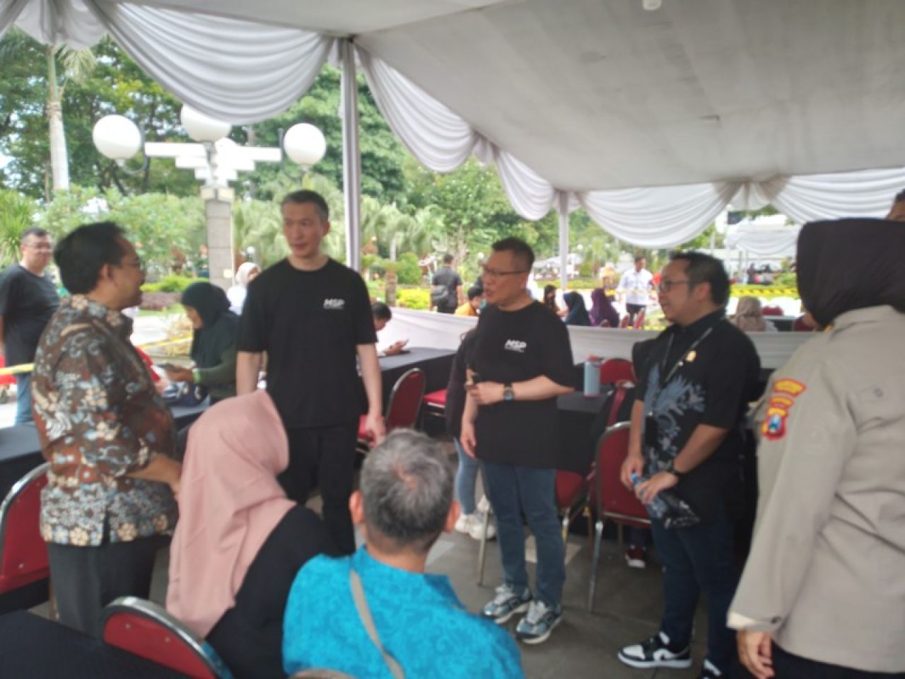 Sekfa Kota Surabaya, M.Ikhsan (berdiri paling kiri) bersama Pastur Philip Mantofa saat meninjau salah satu tenda pengobatan gratis oleh MSP. (Amar)