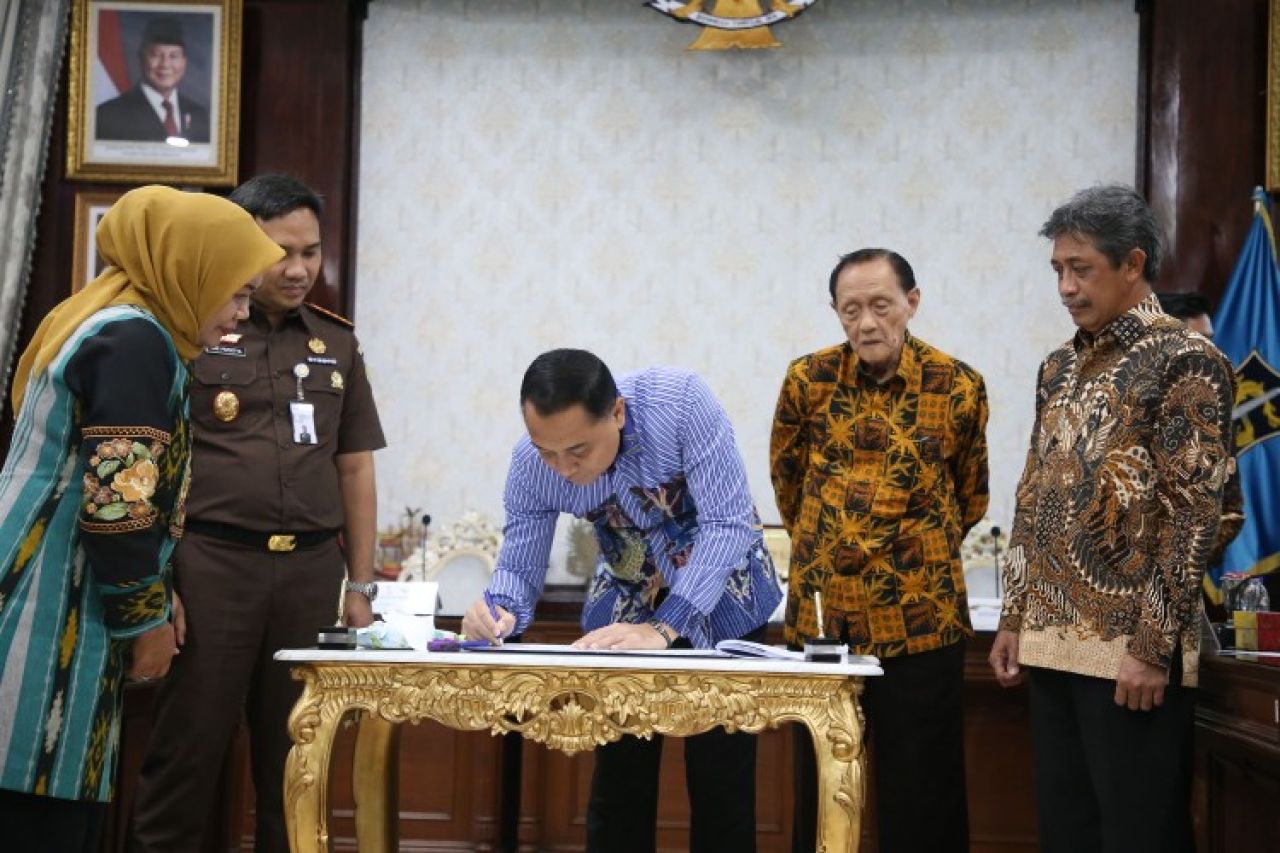 Walikota Eri Cahyadi saat menandatangani MoU dengan Yayasan Wijaya Kusuma didampingi Kejari. (Kominfo Surabaya)