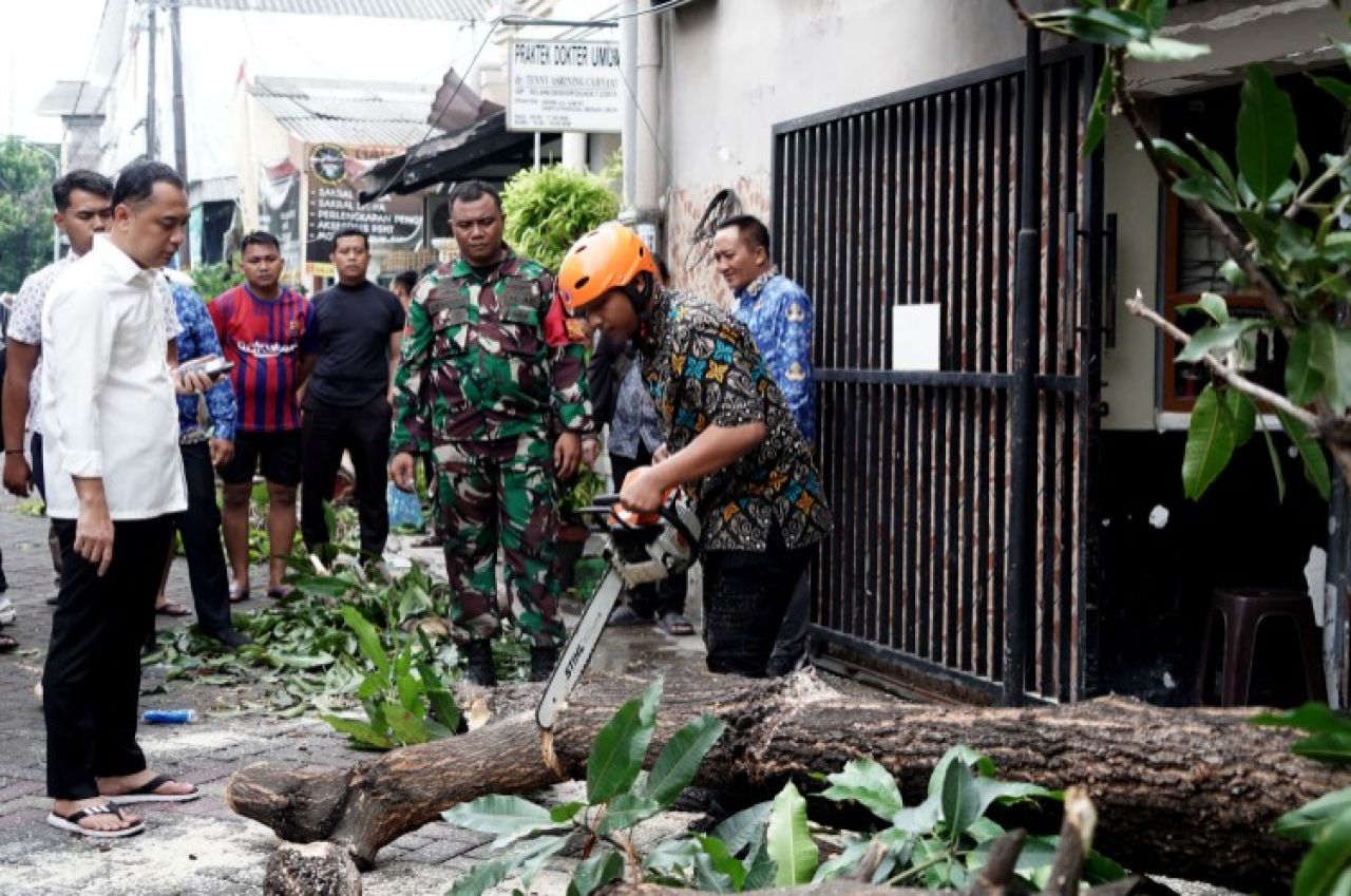 Wali Kota Eri Cahyadi Gerak Cepat Bantu Warga Manyar Tegal Terdampak Angin Puting Beliung