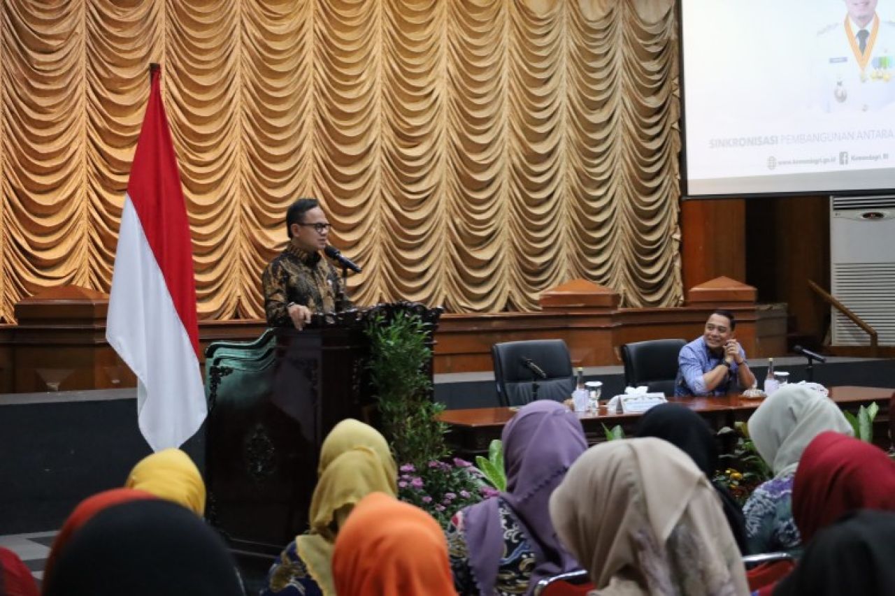 Wamendagri Beri Pengarahan Sinkronisasi Pembangunan Pusat dan Daerah kepada Jajaran Aparat Pemkot Surabaya