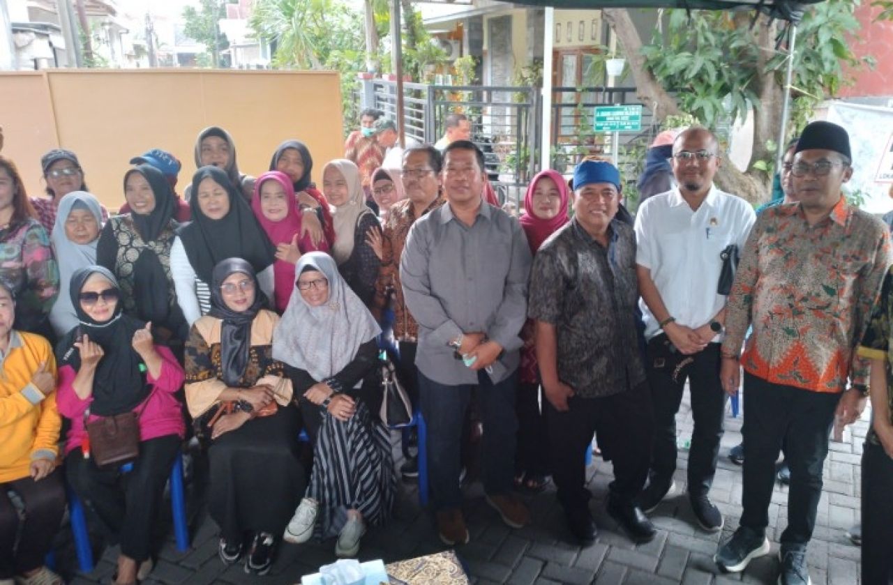 M. Faridz Afif, Ketua Komisi B DPRD Surabaya (paling kanan) bersama warga Pondok Maritim Indah dan anggota komisi B lainnya. (Amar)