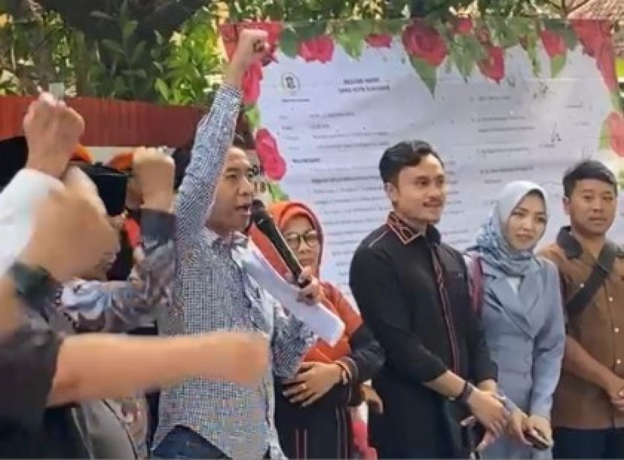 Eri Irawan, Ketua Komisi C DPRD Kota Surabaya (pegang mik) bersama Anggota dewan lainnya. (Amar)