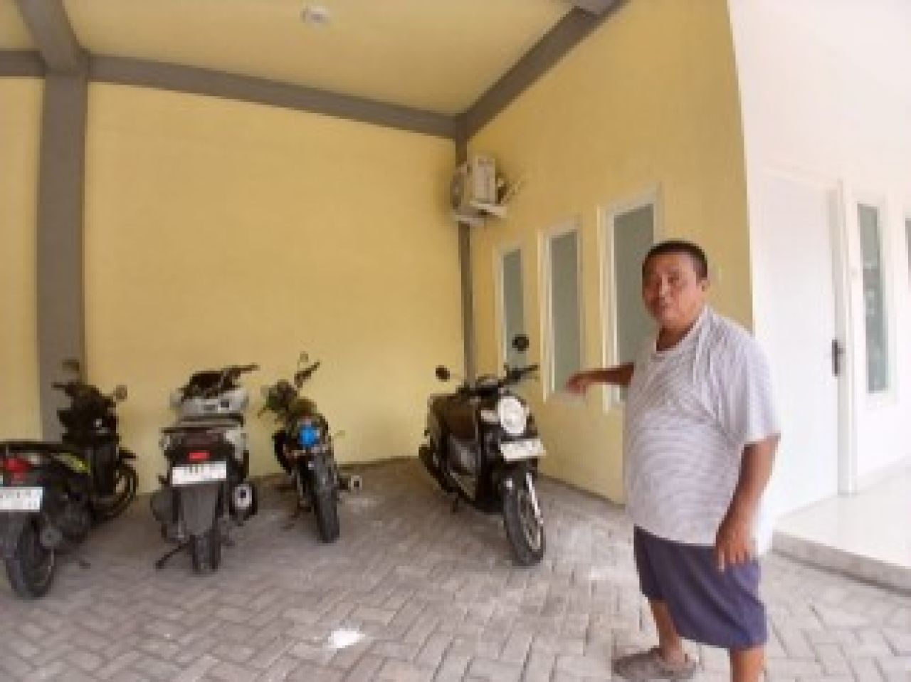 Salah satu sudut ruangan serbaguna di Ambengan Batu, Surabaya. (Tim)