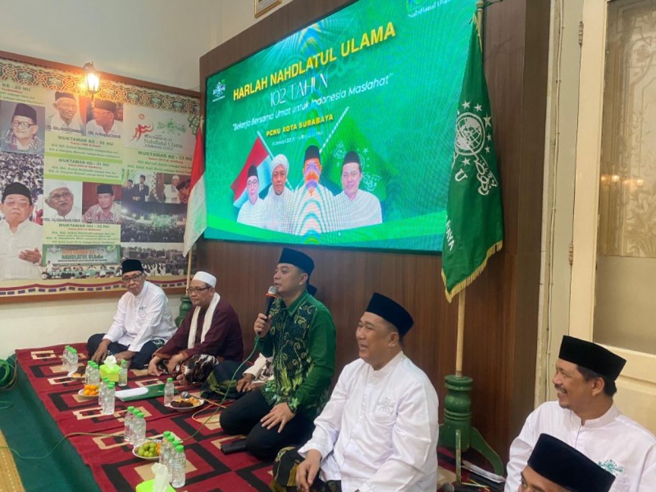 Walikota Eri Cahyadi (batik hijau) saat menghadiri Tasyakuran PCNU Kota Surabaya. (Tim)