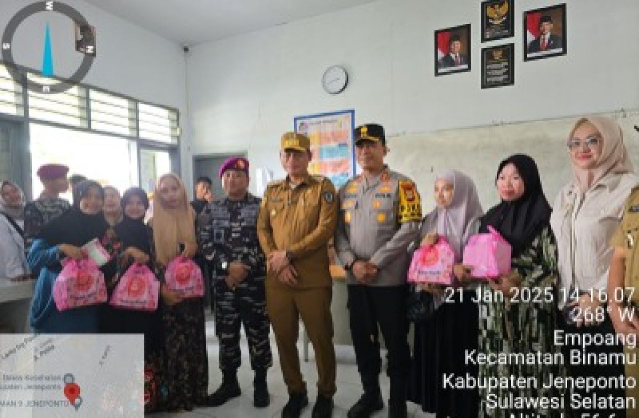Penyerahan bantuan usai peeiksa kesehatan gratis oleh Dinkes Kabupaten Jeneponto. (Hatta)